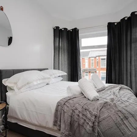 Vibrant & Spacious 3br House, Near & Salford Quays, Free Parking *