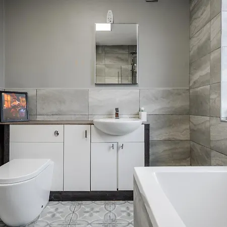 Vibrant & Spacious 3br House, Near & Salford Quays, Free Parking דירה מנצ'סטר