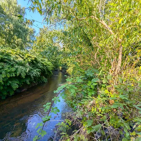 Spacious 4 Bed Riverside *