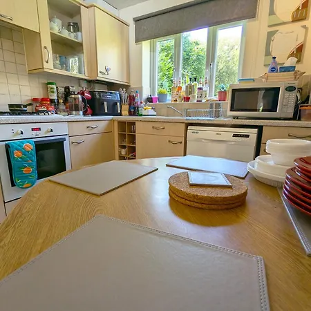 Spacious 4 Bed Riverside Manchester