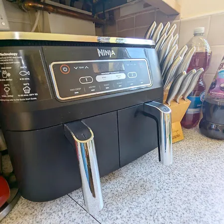 Spacious 4 Bed Riverside Μάντσεστερ