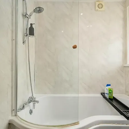 New! 4bed Home, Pool Table, Free Parking, Smart Tv * Manchester