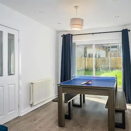 New! 4bed Home, Pool Table, Free Parking, Smart Tv * Manchester