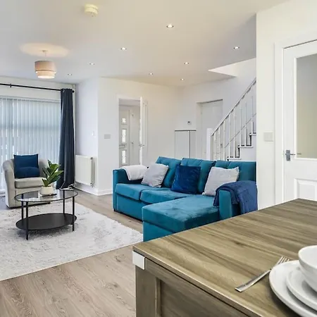 New! 4bed Home, Pool Table, Free Parking, Smart Tv Apartment *