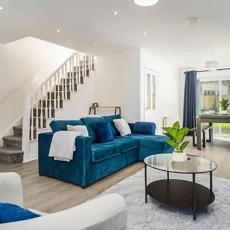 New! 4bed Home, Pool Table, Free Parking, Smart Tv *