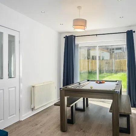 Apartment New! 4bed Home, Pool Table, Free Parking, Smart Tv *
