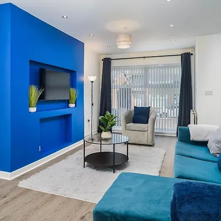 New! 4bed Home, Pool Table, Free Parking, Smart Tv Apartment Manchester