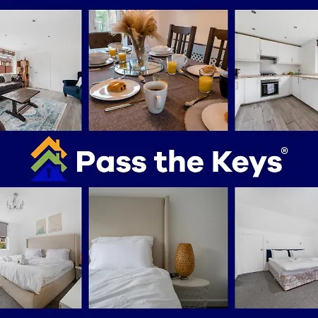 Holiday home Spacious 4 Bed Hidden Gem Pass The Keys Manchester