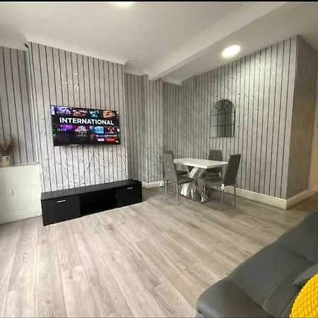 בית נופש Beautiful 2 Bed 1 Bath מנצ'סטר