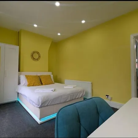 Beautiful 2 Bed 1 Bath בית נופש מנצ'סטר