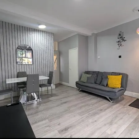 Beautiful 2 Bed 1 Bath Манчестер