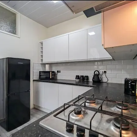 Beautiful 2 Bed 1 Bath Дом отдыха