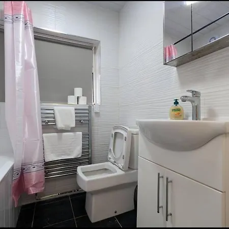 בית נופש Beautiful 2 Bed 1 Bath מנצ'סטר