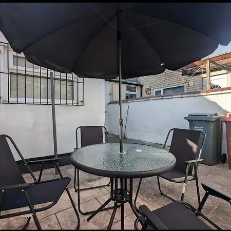 Beautiful 2 Bed 1 Bath בית נופש *