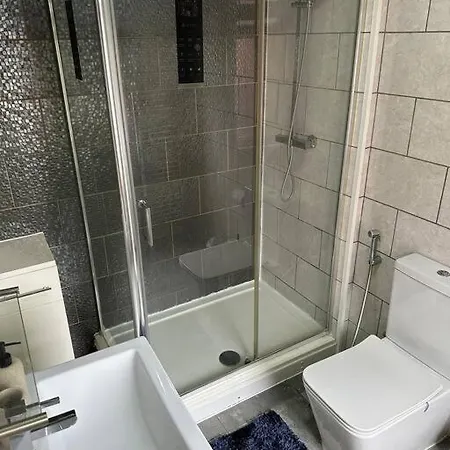 House In Manchester-onsite Host Ferienhaus