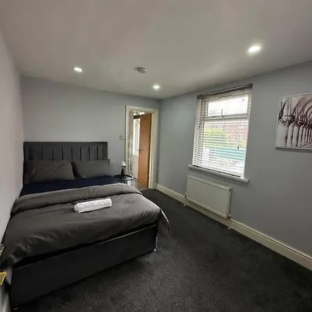 House In Manchester-onsite Host *