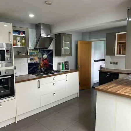 House In Manchester-onsite Host