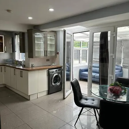 Nyaraló House In Manchester-onsite Host Manchester
