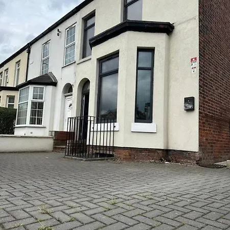 House In Manchester-onsite Host