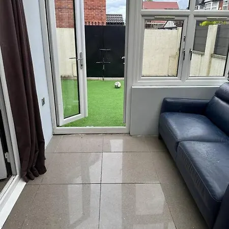House In Manchester-onsite Host * Manchester