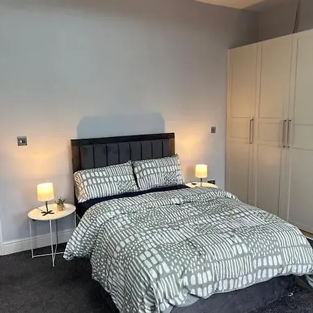 House In Manchester-onsite Host