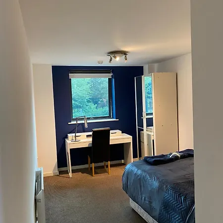 2 Bedroom 2 Bathroom Centre Apartment *