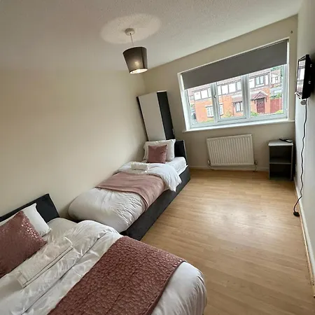 3 Bedroom Close To Stadium And Coop Live * Manchester