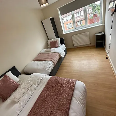 3 Bedroom Close To Stadium And Coop Live Apartment *