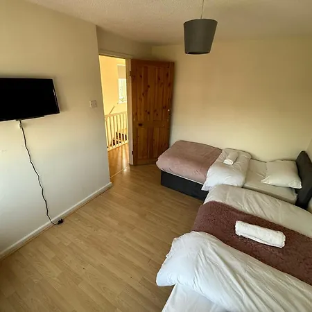 3 Bedroom Close To Stadium And Coop Live Apartment