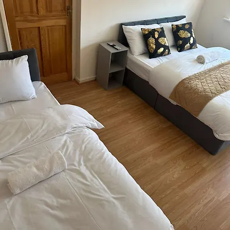 3 Bedroom Close To Stadium And Coop Live مانشستر