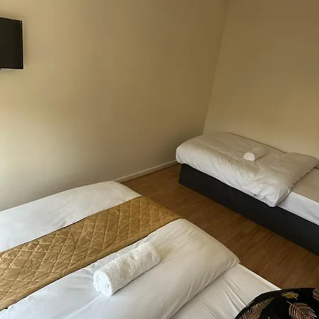 3 Bedroom Close To Stadium And Coop Live Apartment *