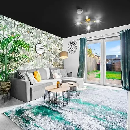 2 Bed House With Garden - Sleeps 9 - Salford - Free Parking - 3 Double Beds, 1 Single - Free Netflix & Free Wifi - 6 Min To Centre, Close To Trafford Centre, Etihad Stadium, Arena, Clubs & *