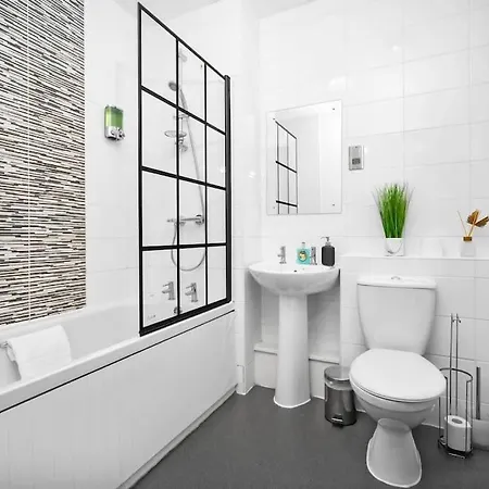 2 Bed House With Garden - Sleeps 9 - Salford - Free Parking - 3 Double Beds, 1 Single - Free Netflix & Free Wifi - 6 Min To Centre, Close To Trafford Centre, Etihad Stadium, Arena, Clubs & Манчестер