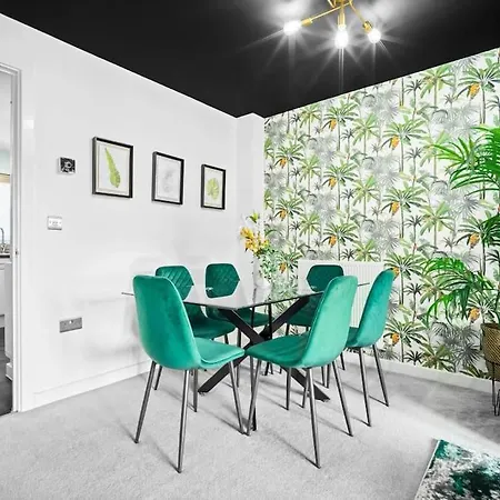 Дом отдыха 2 Bed House With Garden - Sleeps 9 - Salford - Free Parking - 3 Double Beds, 1 Single - Free Netflix & Free Wifi - 6 Min To Centre, Close To Trafford Centre, Etihad Stadium, Arena, Clubs & *