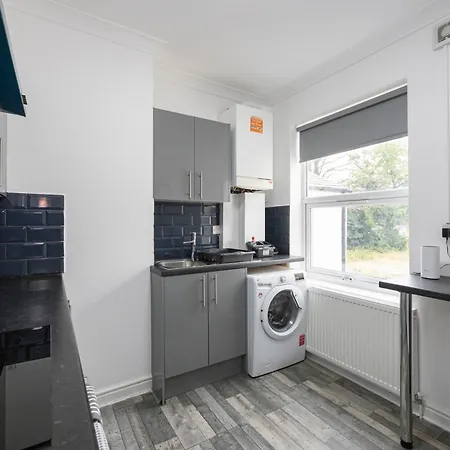 6-Bed Manchester Home Sleeps 12 Close To City! *