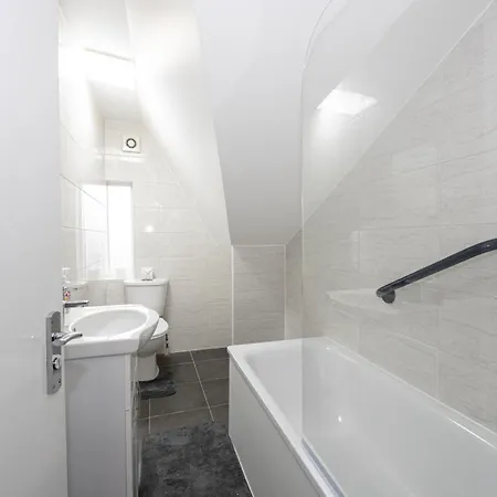 別荘 Huge 6br Sleeps 12 Near City! マンチェスター