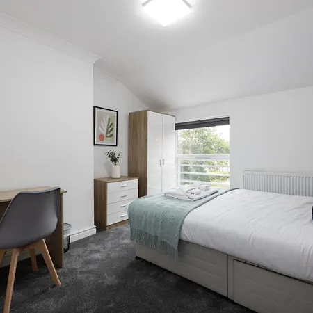 Holiday home Modern Spacious 6bd Haven 8 Min From Centre Manchester