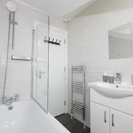 Holiday home Modern Spacious 6bd Haven 8 Min From Centre