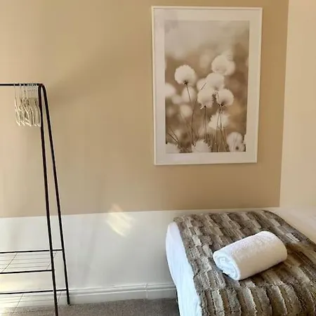 Three Bedroom Manchester, Sleeps 8! * Manchester