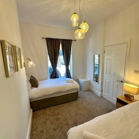 Three Bedroom Manchester, Sleeps 8! Holiday home Manchester