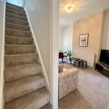 Three Bedroom Manchester, Sleeps 8!