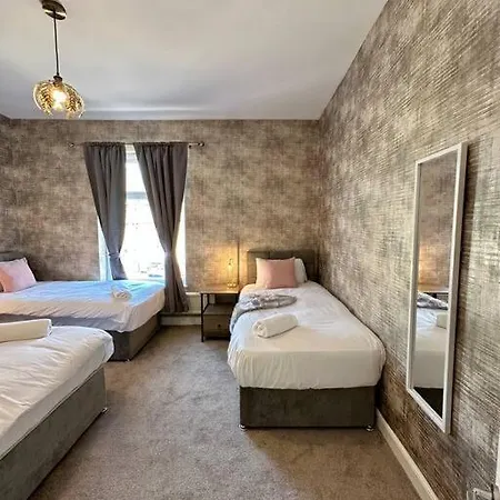 Holiday home Three Bedroom Manchester, Sleeps 8! *