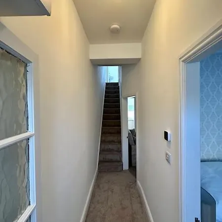 Holiday home Three Bedroom Manchester, Sleeps 8!