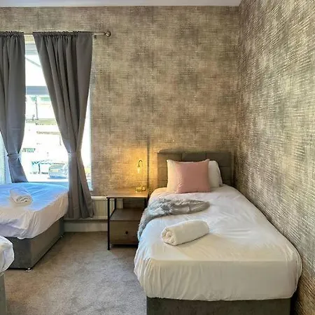 Three Bedroom Manchester, Sleeps 8! *