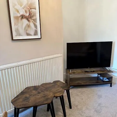 Three Bedroom Manchester, Sleeps 8! Holiday home