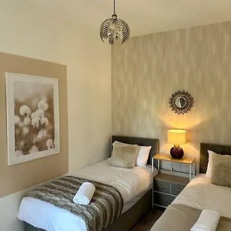 Three Bedroom Manchester, Sleeps 8! Holiday home