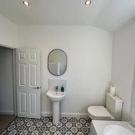 Three Bedroom Manchester, Sleeps 8! *