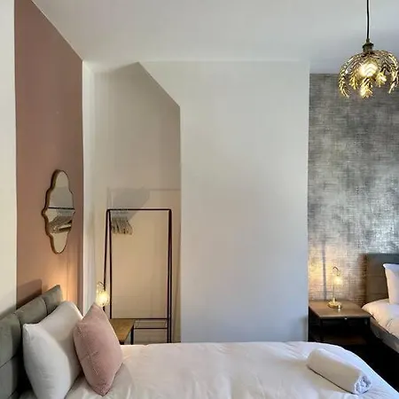 Three Bedroom Manchester, Sleeps 8!