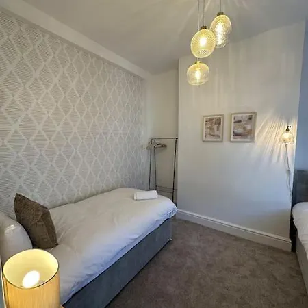 Three Bedroom Manchester, Sleeps 8! Дом отдыха