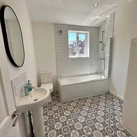 Three Bedroom Manchester, Sleeps 8! *